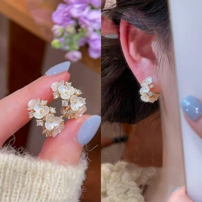 New Elegant Rhinestone Pearl Flower C-shaped Earrings for Women Cute Flower Earring Wedding Party Ear Accessory Y2K Zircon Gift