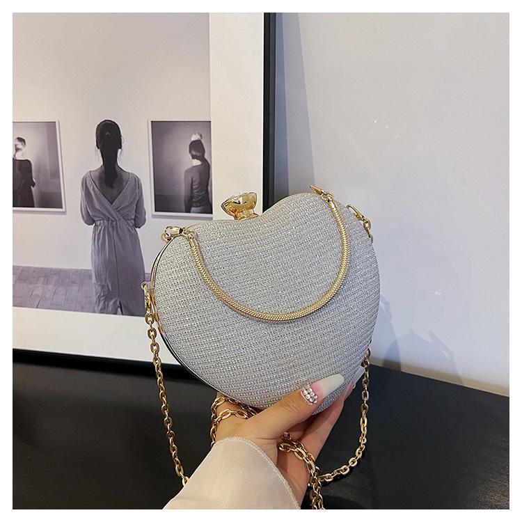 

Елегантна вечірня сумочка у формі серця з ланцюжком - універсальний і стильний дизайн срібний