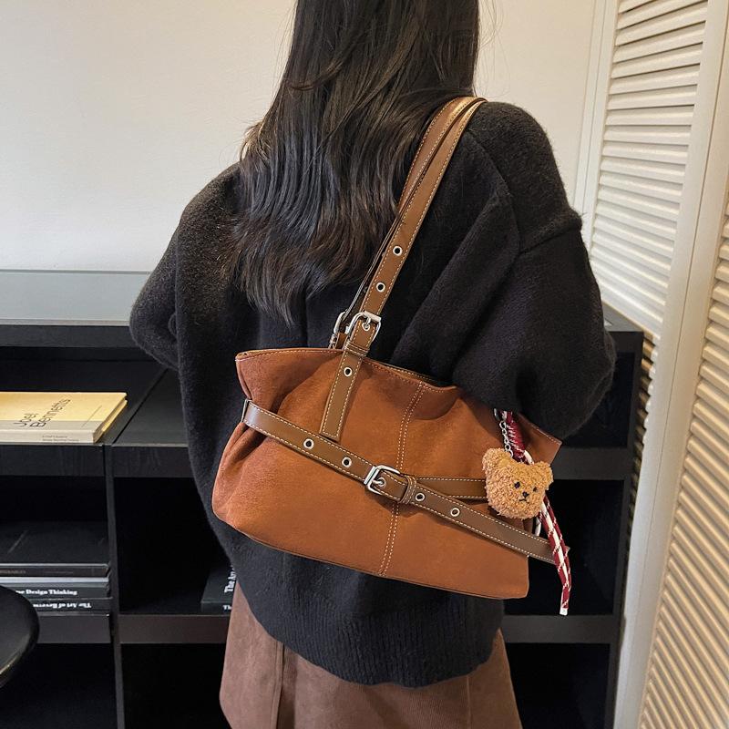 Large-capacity bags women's autumn and winter versatile 2025 new simple shoulder bags are popular this year, textured commuter tote bags