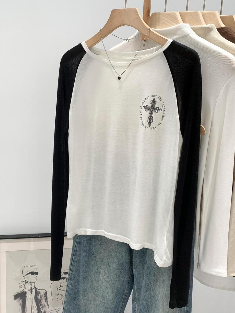 Women's Retro Color Block Crew Neck Long Sleeve Cross Print T-shirt for Autumn/Winter