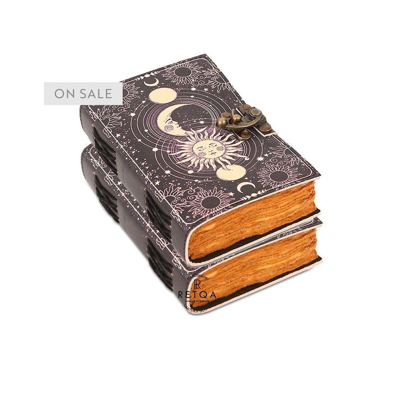 

Набор из 2 кожаных журналов ручной работы «Небесные Солнце и Луна», винтажная бумага с декельным краем 7 x 5 in