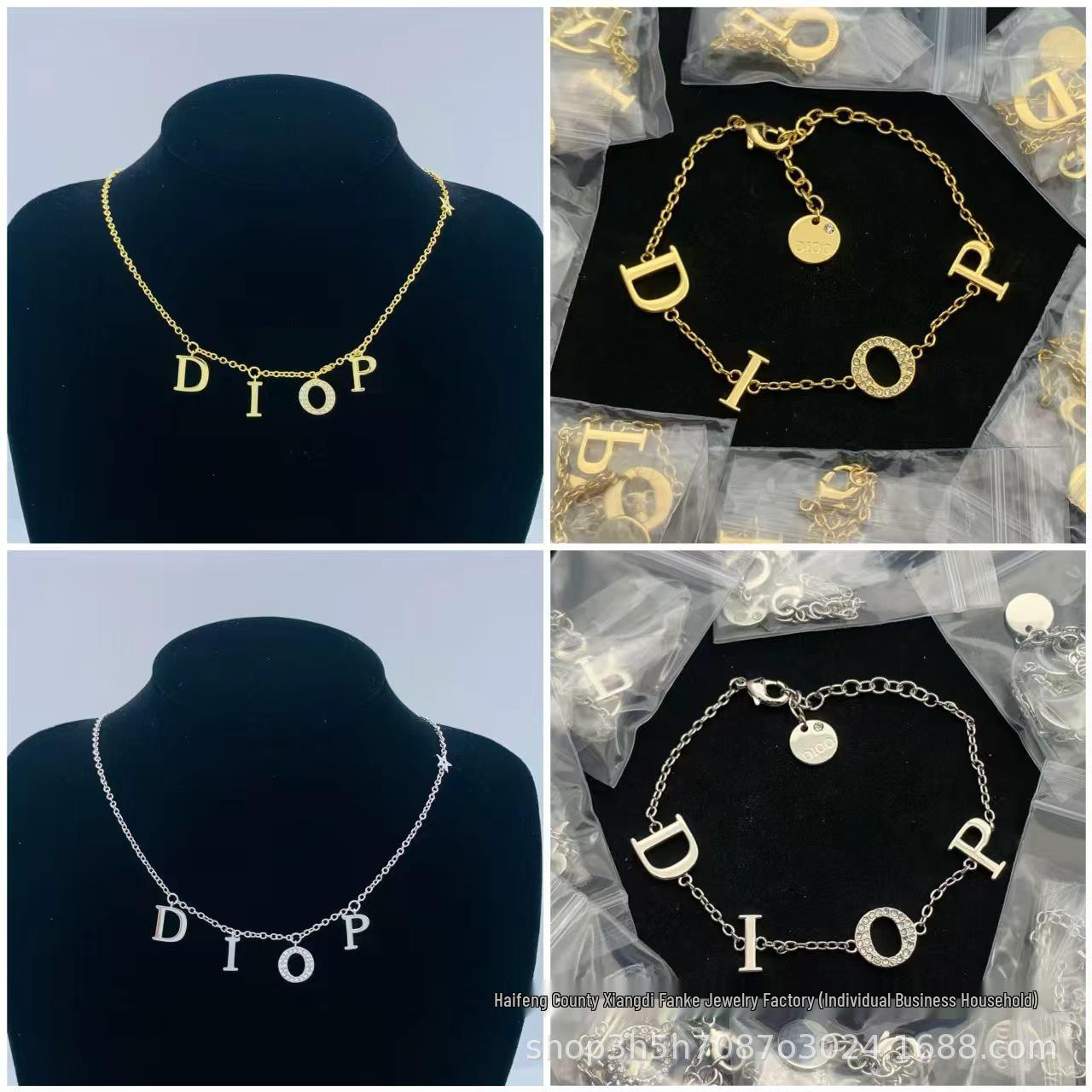 

Классический набор из ожерелья и браслета с четырьмя буквами для женщин Packaging