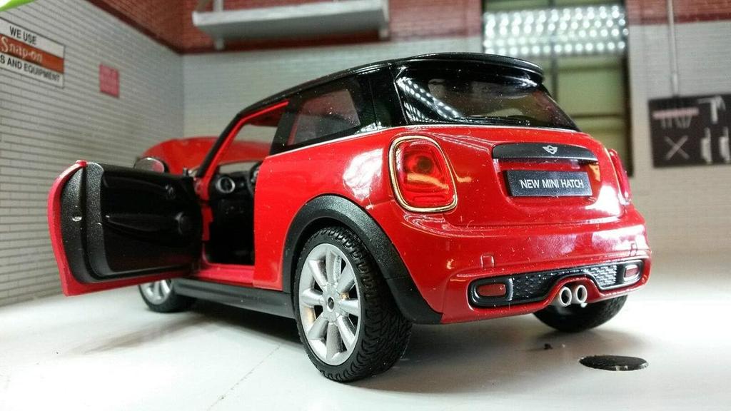 Welly Diecast BMW Mini Cooper Red - 1:24 Scale Diecast Car