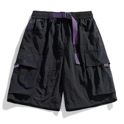 Pantalones cortos cargo negros con diseño de bolsillo, cinturón morado ajustable, tejido ligero, estilo casual holgado, cintura elástica.