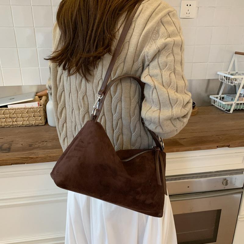 Premium sense niche bag women's autumn and winter 2025 new matte retro messenger bag casual explosion portable dumpling bag