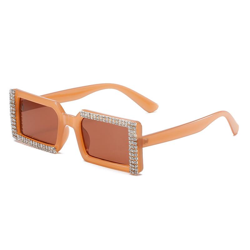 Diamond-Set Sunglasses, Larger-Frame Personalized Diamond Glasses, Street-Shot Pretty Girl Sunglasses