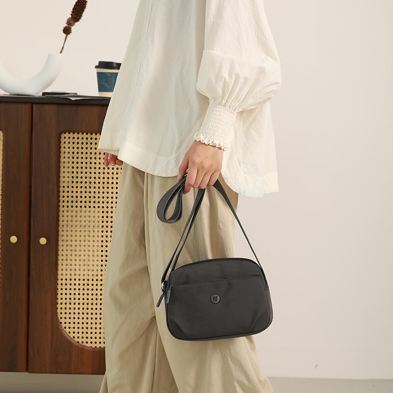 Commuter Shoulder Bag Women's Lightweight Multi-compartment Crossbody Bag