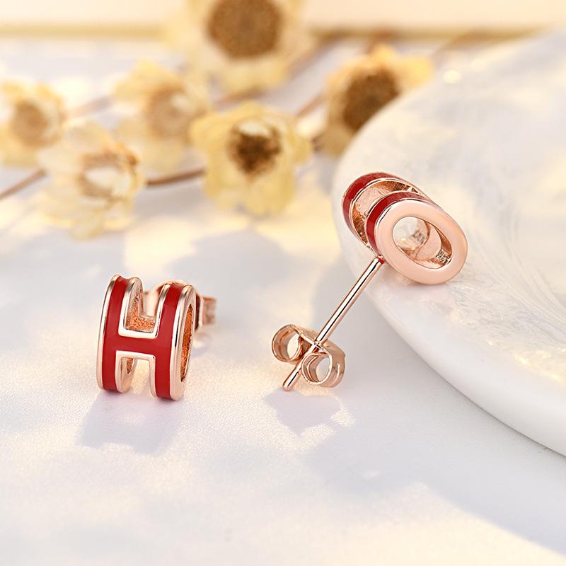 

Новый продукт, трендовые женские нишевые дизайнерские серьги, простые, маленькие и изысканные серьги цвета H, высококачественные серьги-иглы H