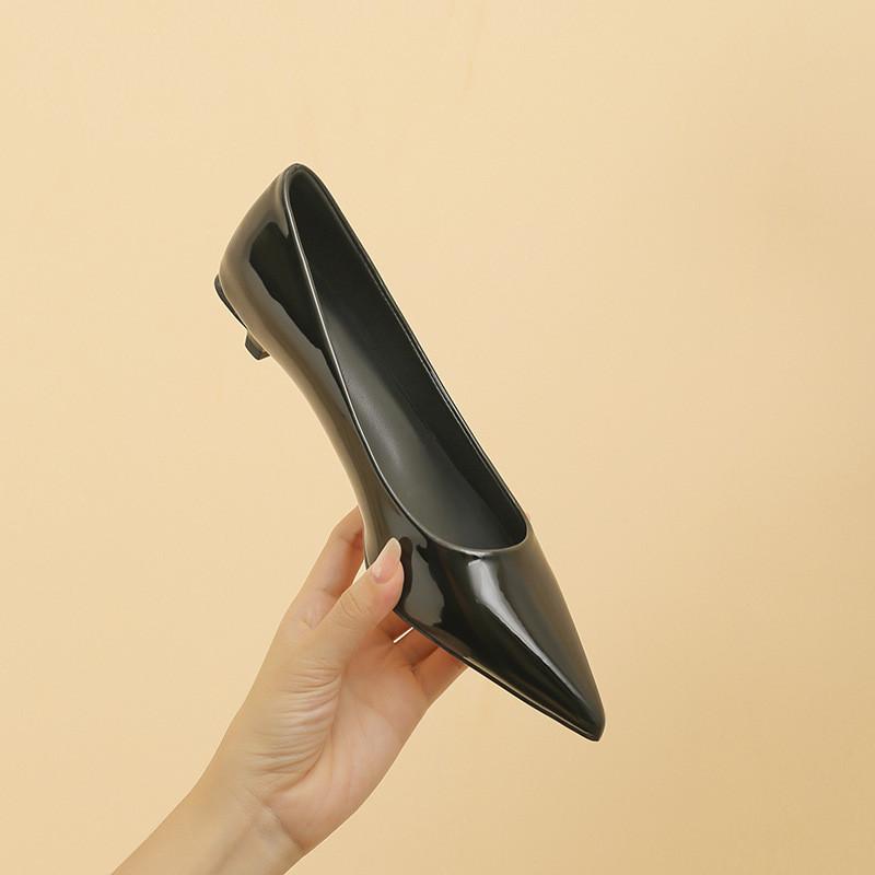 Weiche 2025 Winter neue Pendler Stil spitzer Kopf mittlerer niedriger Absatz einzelne Schuhe Frauen dünne Ferse Lackleder Arbeitsschuhe Frauen schwarz OL