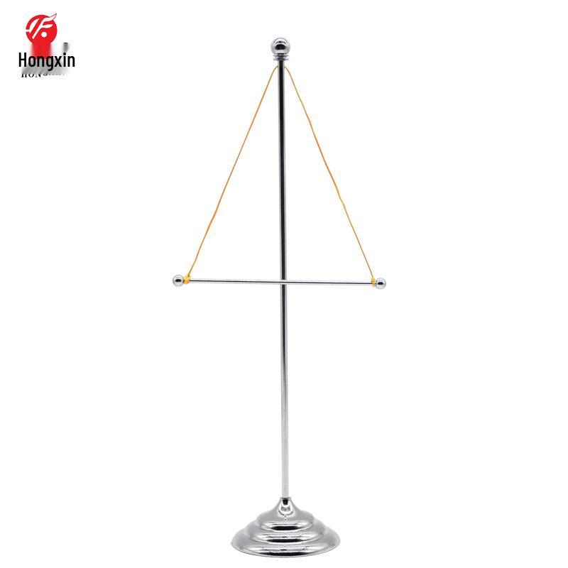 Rødt ensidig reklameflagg med metallfot og tverrstang utstyrt med tau