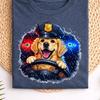 Sjov politihund illustration t-shirt, sød hvalp chauffør kunstværk t-shirt, humoristisk dyreuniform design, legesyg kæledyrsgrafik, tegneseriestil hund
