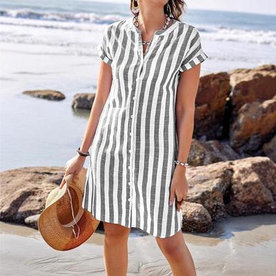 Dames Zomerhemd Is Modieus Los en Casual met Een Casual Gestreept Jurkje