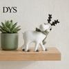Moderne Wohnzimmer-Tischdekorationen Nordisch Minimalistisch Harz Rentierfigur mit Strickschal, Niedliche Heilende Hirschstatue, Mattweißer Boho-Tisch