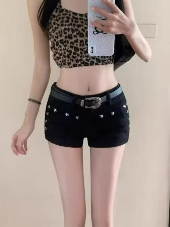 Shorts in Denim Nero Borchiati a Vita Bassa da Donna - Moda Piccante Primavera & Autunno