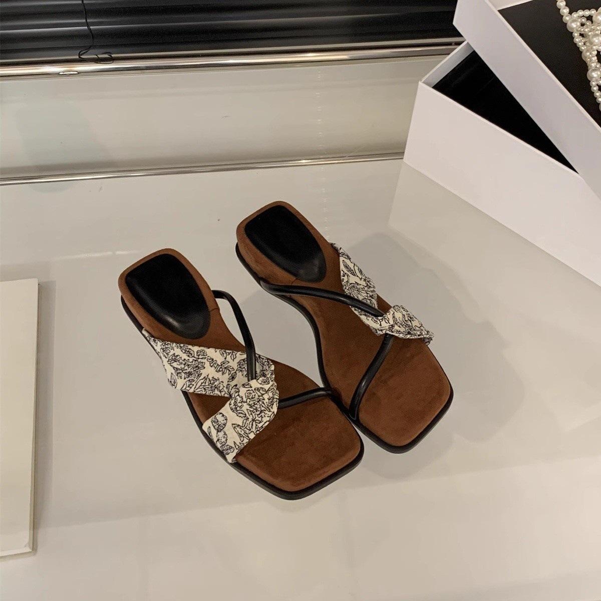 

Thick-soled cross-strapped square-headed open-toed cool slippers for women to wear beautiful sandals with skirts, and one-word slippers with wedges. 40 чёрный