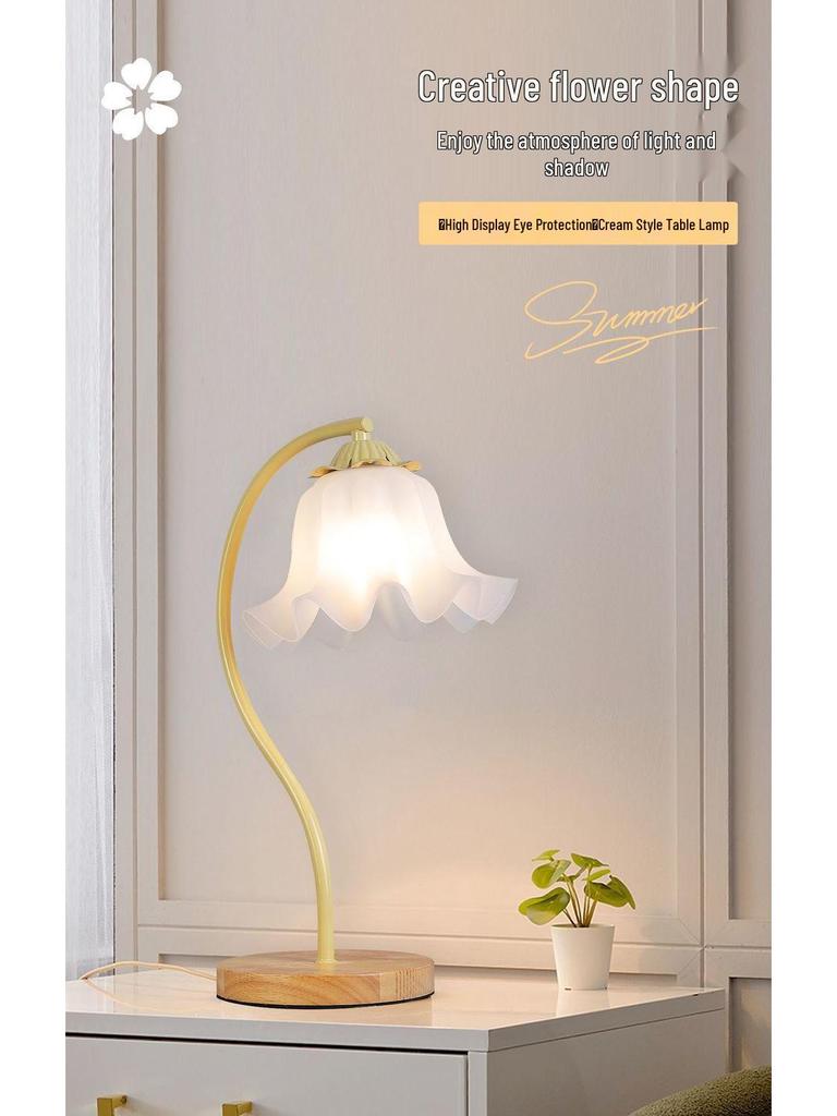 Lampă de birou de noptieră Nordic Cream - Iluminat în stil inimă de fată pentru atmosfera dormitorului