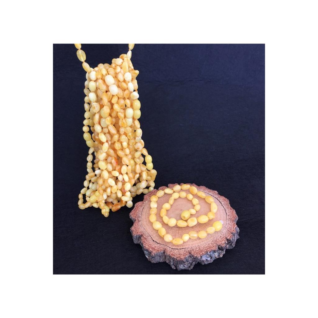 Zertifizierte baltische Tropfen-Bernstein-Baby-Halskette. Flach geschnittene, honigfarbene Bernstein-Halskette