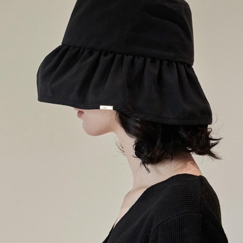 

Панама-ведро VARZAR с металлическим наконечником и сборками черного цвета FREE