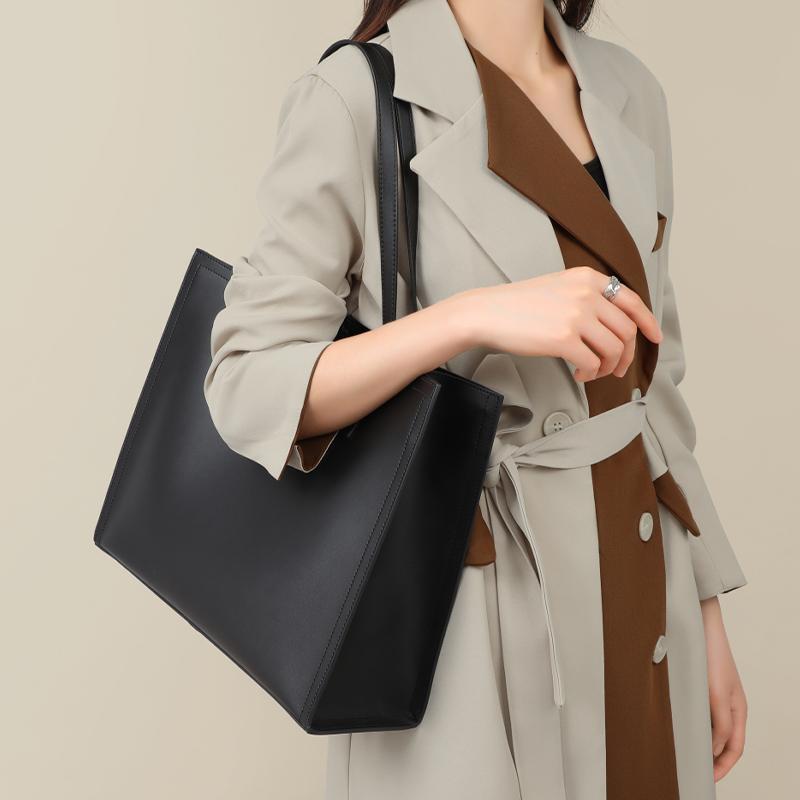VINEY Cow Leather Shoulder Bag Women's Black 7589