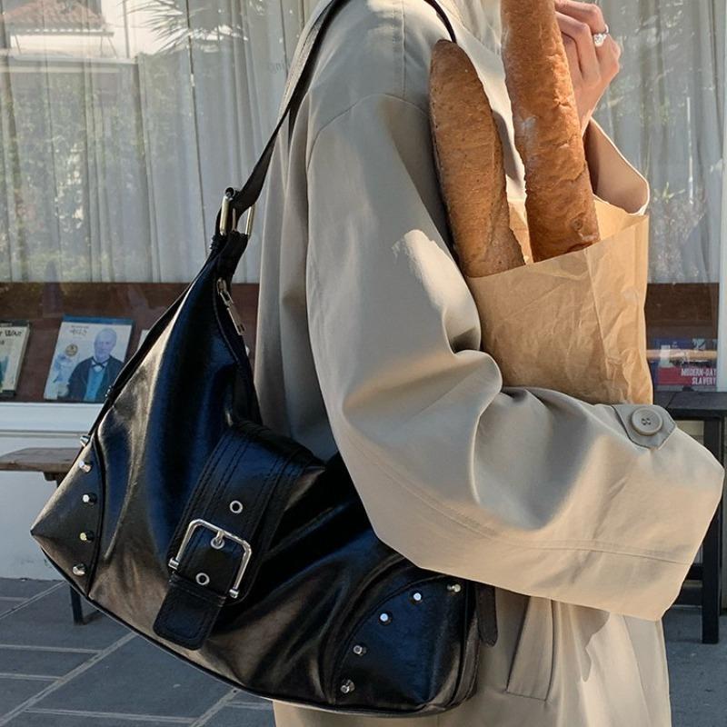 Niche Commuter Versatile Retro Premium Feeling Rivet Underarm Bag New Versatile Portable Shoulder Messenger Bag Tide