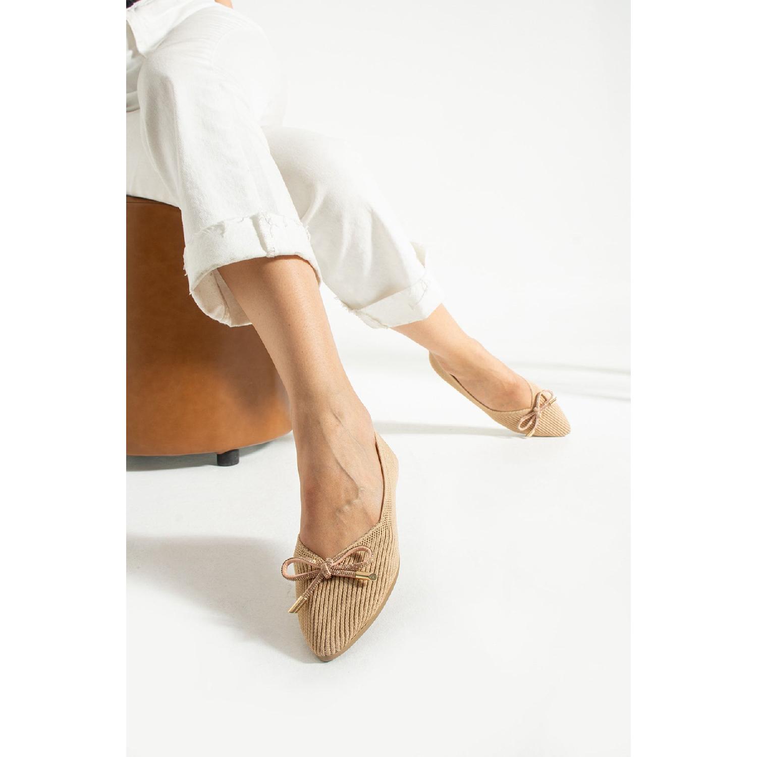 

Жіночі балетки з гострими носками з деталями та стрічками 36 бежевий