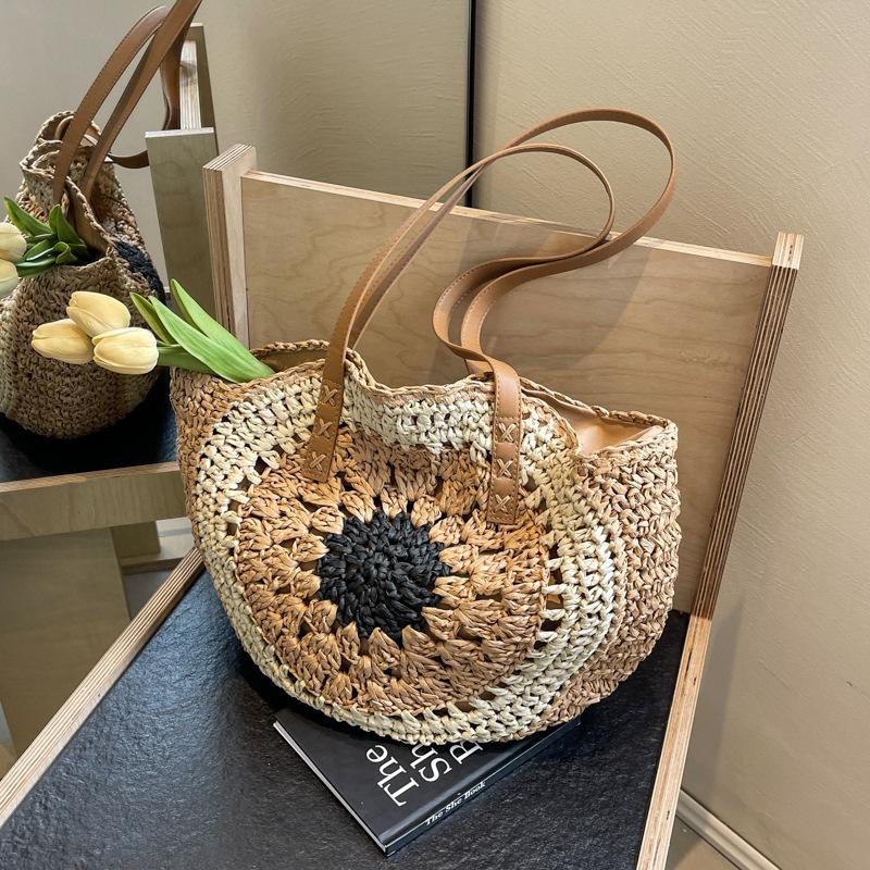 

Hollow bag women s large-capacity new summer niche woven straw bag seaside vacation beach bag чёрный