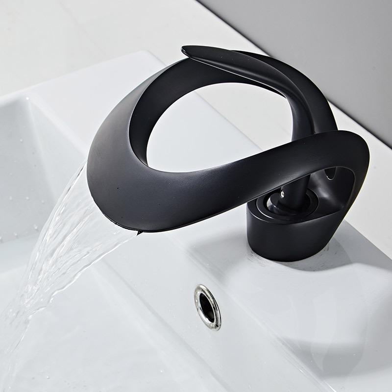 High-End European Style Brass Waterfall Basin Faucet in Golden Finish for Luxury Hotels and Villas