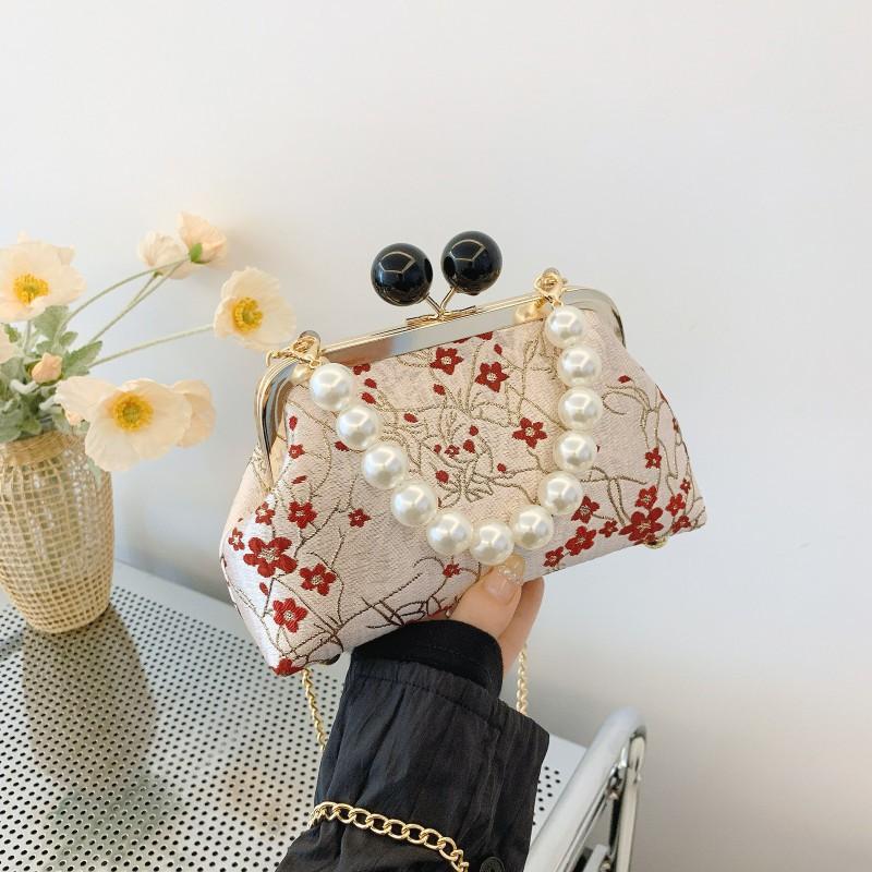 New Chinese Style Embroidery Handbag 2026 Texture Western-style Chain Clip Bag Temperament Ladies  cross-body