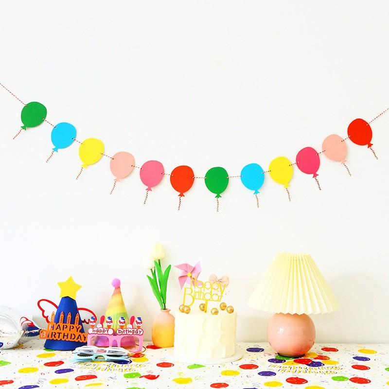 Geburtstagsdekoration, Banner, bunte Flaggen, Dekoration und Arrangement für den ersten Kindergeburtstag, Dreieckige Flaggen und Luftschlangen