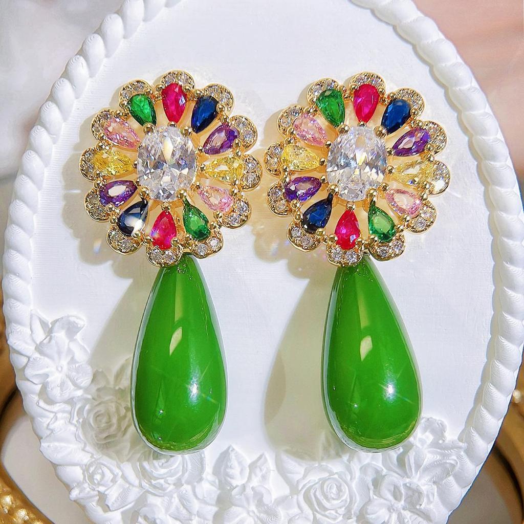 Boucles d'oreilles florales CMM vibrantes multicolores en zircone cubique dorées ornées de superbes gouttes vertes en forme de larme Une déclaration de mode pour chaque occasion