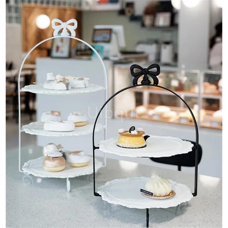 Weißer Desserttisch-Ausstellungsständer Hochzeitsdekoration Nachmittagstee Doppelschichtiger Tortenständer Goldfarbener Gebäckdekorationsteller 3-schichtig