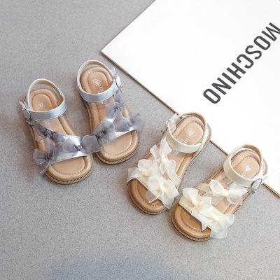 Sandali moda bambina estate 2025 nuove scarpe da principessa stile straniero con fiocco per bambine scarpe da spiaggia per bambini con suola morbida