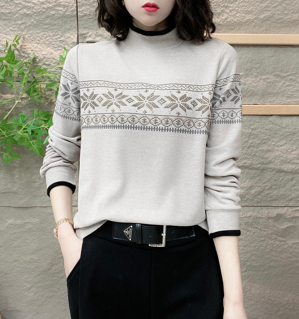 

Middle-aged German velvet long-sleeved t-shirt large-size top, new thermal bottoming shirt for women in autumn and winter 2025 4XL