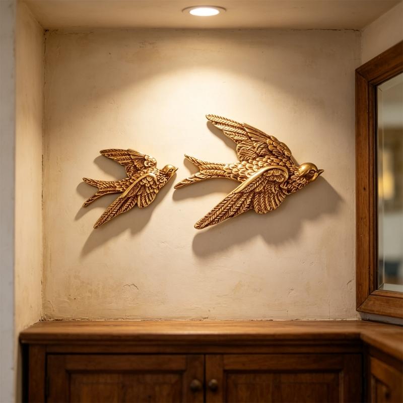 Gold Swallow Wall Decors 3D Resin Flying Bird Hanging Sculpture Floating Ornament for Entryway Living Room Bedroom Styling Housewarmings Gift