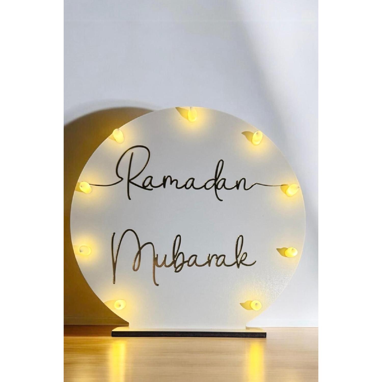 

Light Premium Ramadan Mubarak Table Sofra Ornament Special Boxed White Wooden Gold Written Ramadan Feast Tüm Yaşlar золотий