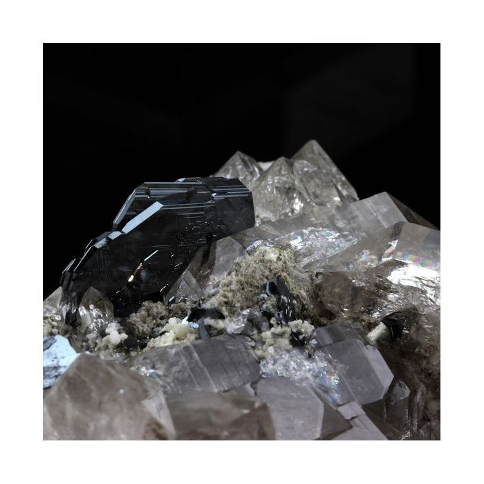 Pierres et Minéraux. Hematite, Quartz. 2660.0 ct. Cavradi gorge, Grischun, Suisse.