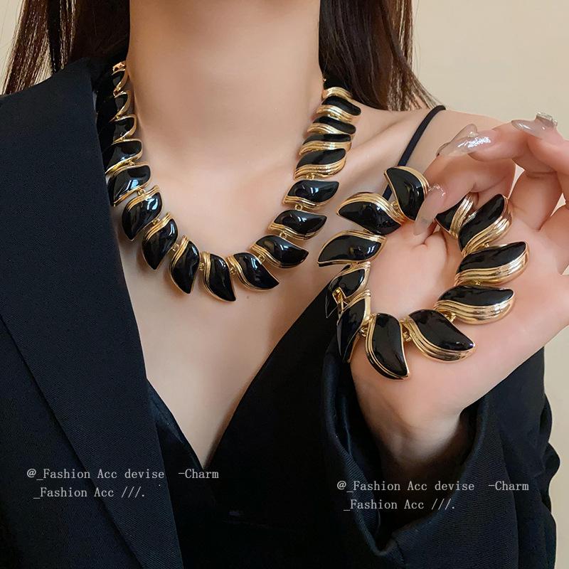 Collier Vintage Feuille Huile Goutte: Chaîne clavicule rétro avec style haut de gamme de luxe léger pour femmes