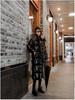 Veste en coton noir brillant longueur genou pour femme 2025 avec col en fourrure