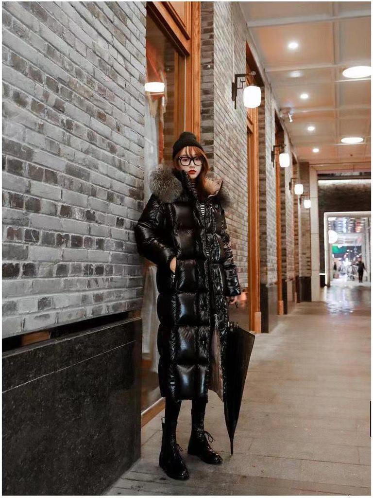 Veste en coton noir brillant longueur genou pour femme 2025 avec col en fourrure
