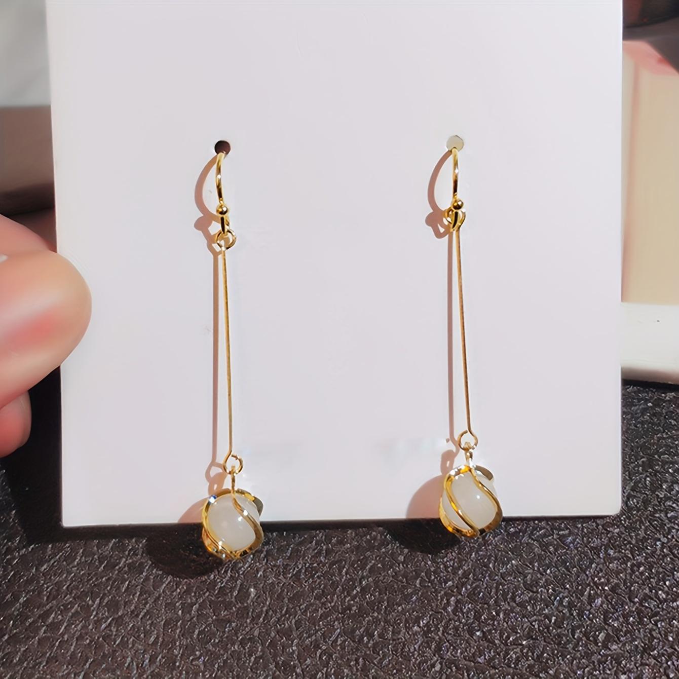 

Пара элегантных женских серег-подвесок, винтажный и минималистичный стиль, серьги с длинной цепочкой, создающие модный образ золотистый