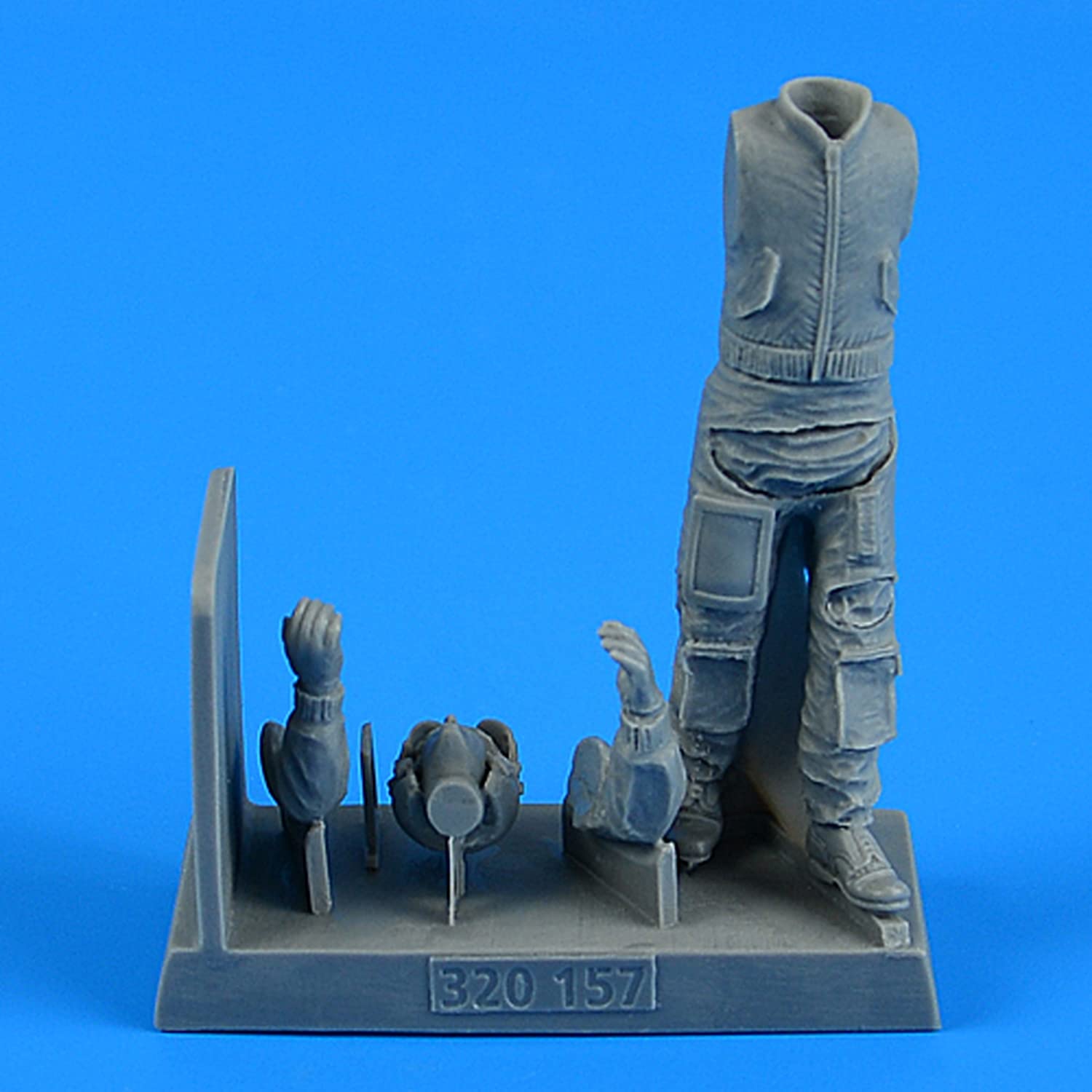 

Aero Bonus Current NATO Military Pilot Standing Position Resin Kit ARB320157 1/32