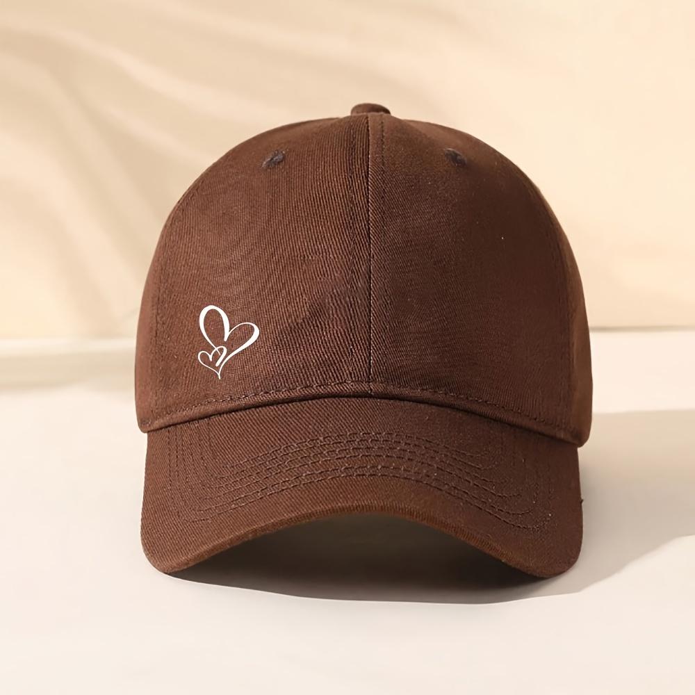 Cappellino da Baseball Carino con Motivo a Cuori, Unisex Beige con Cuore Bianco, Regolabile e Facile da Curare. Casual e Stiloso.