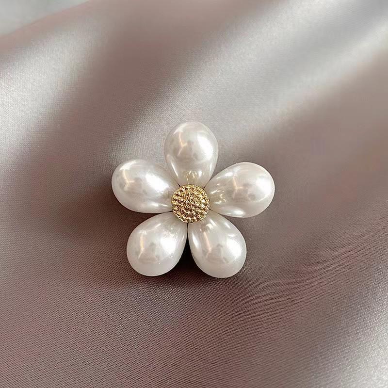 Elegant Luxury Brooch: Versatile and Exquisite Pin for Suit Jackets - Japanese and Korean Inspired Design