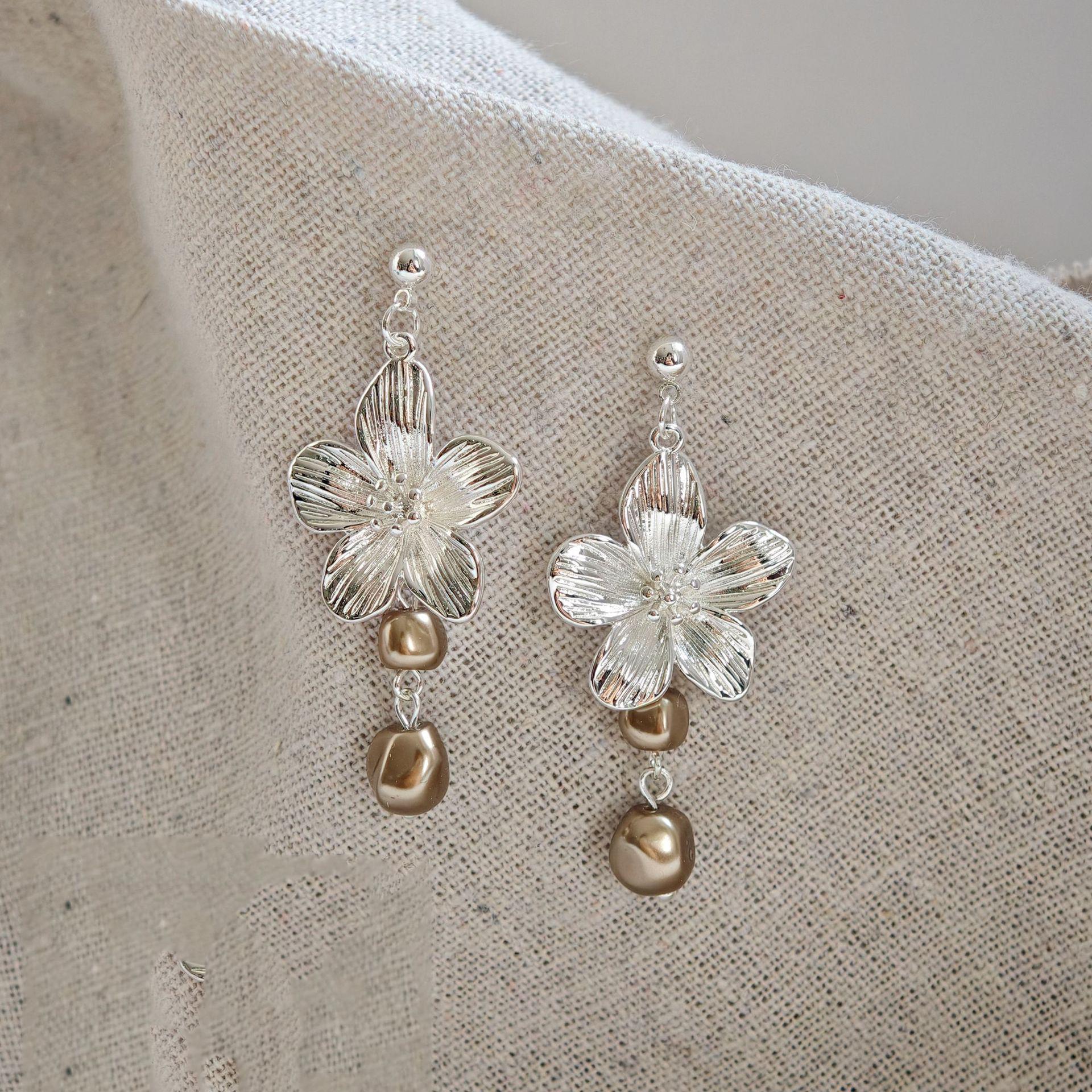 

New French Style Retro Flower Stud Earrings for Women Girls Temperament Imitation Gray Pearl Dangle Earrings Jewelry Accessories