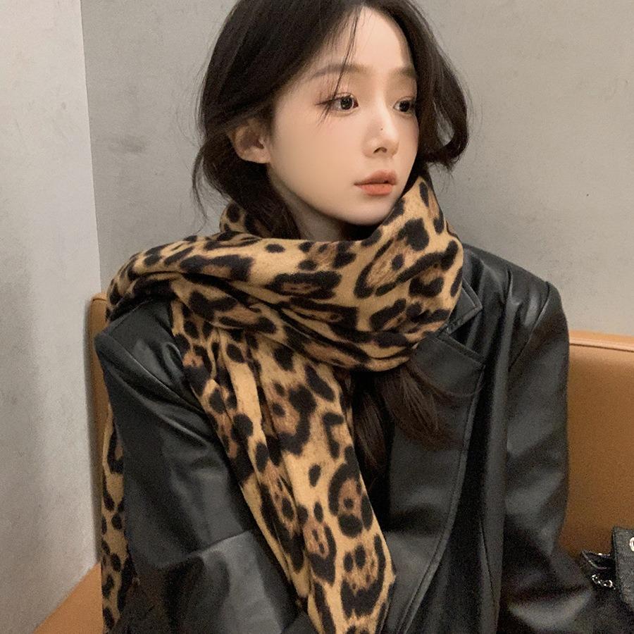 Niche Design Sweet and Cool Retro Leopard Print Tassel Scarf for Women New Millennium Hot Girl Style Autumn and Winter Thickened Shawl