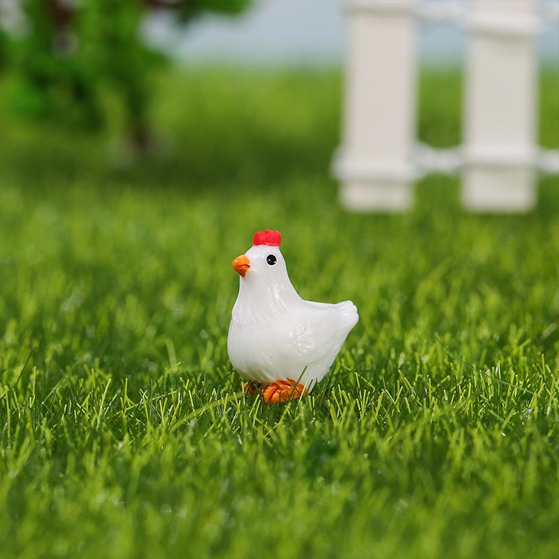 Micro Landscape Decoration: Rooster & Hen Resin Ornaments with Fence and Stump