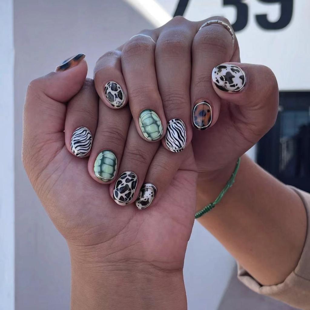 24PCS Sweet Cool Short Oval Press on Nails Leopard Cow Pattern French Metallic Silver Fake Nails for Spice Girls Simple Ins Nail