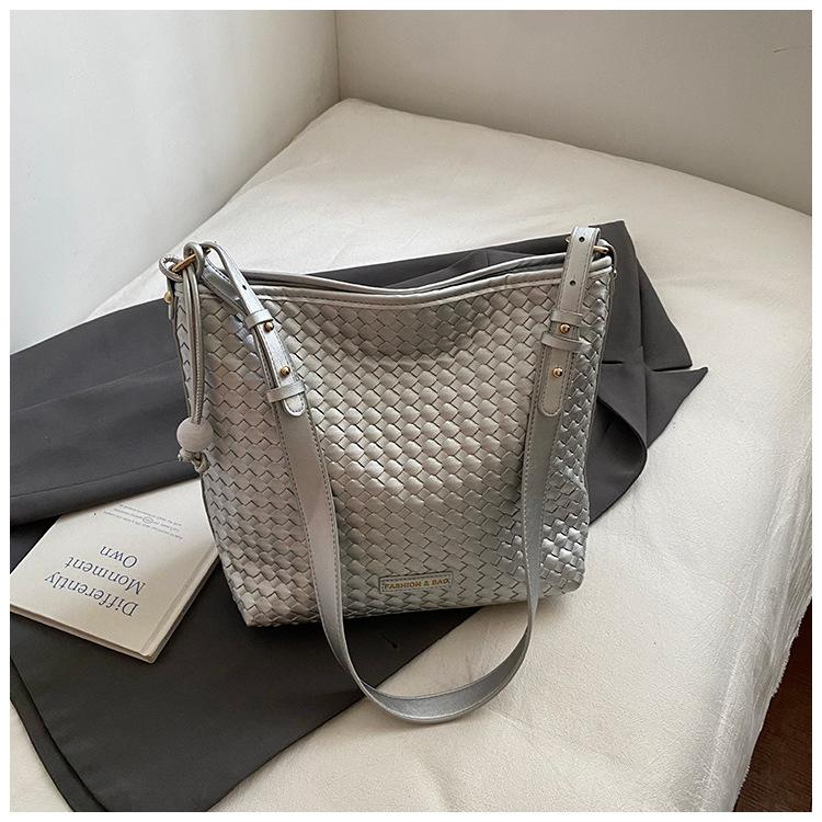 

Premium sense of foreign style tote bag women s 2025 new trendy fashion messenger bag diamond woven pattern commuter shoulder bag