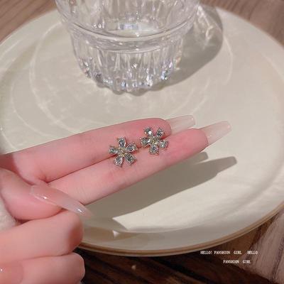 S925 sølv Rhinestone blomsterøredobber - Trendy, allsidig og elegant for kvinner