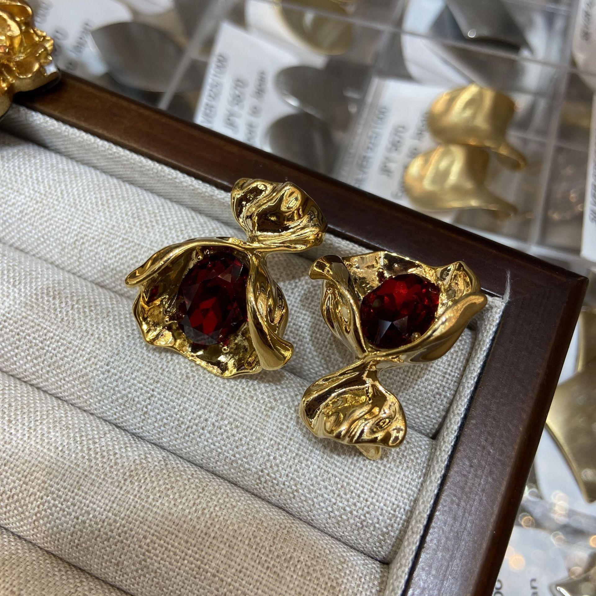 

Японский и корейский креативный дизайн морщинистая рука держит букет серьги женские цветные конфеты циркон милые крутые серьги подарок на День святого Валентина